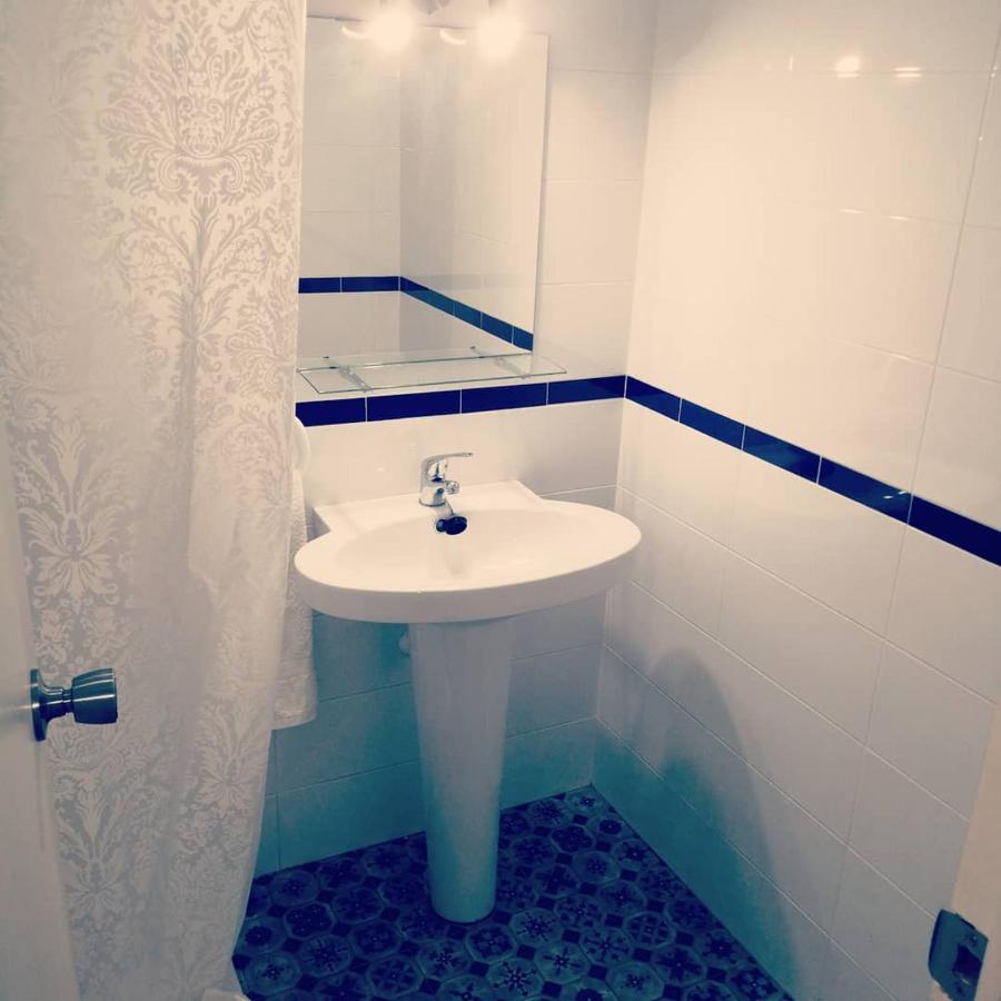 Отель Hostal La Parada Уэльва Экстерьер фото